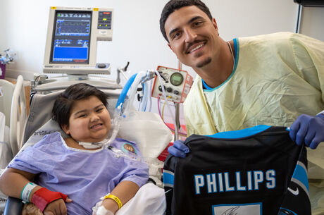 NFL Player Jaelan Phillips visits patients, hosts music therapy at Children’s Hospital 