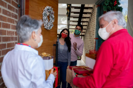 How to avoid flu, COVID, and RSV during holiday gatherings this year