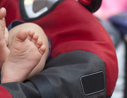baby feet showing from carseat